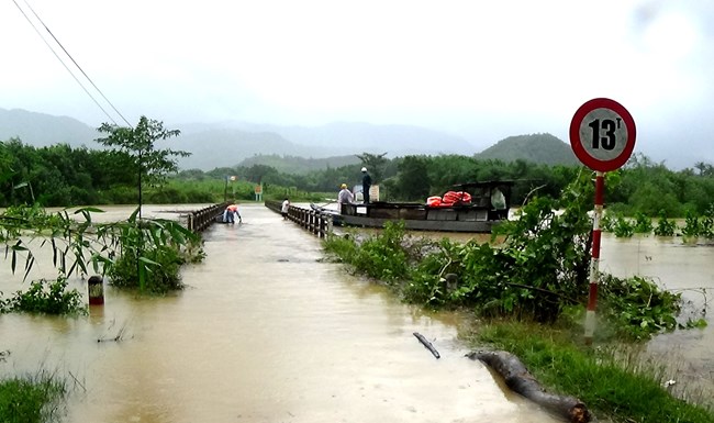 Hôm nay, hàng loạt thủy điện đầu nguồn sông Vu Gia và Thu Bồn xả lũ, khiến một số vùng trũng thấp ở tỉnh Quảng Nam bị cô lập cục bộ (Thời sự đêm 14/12/2016)